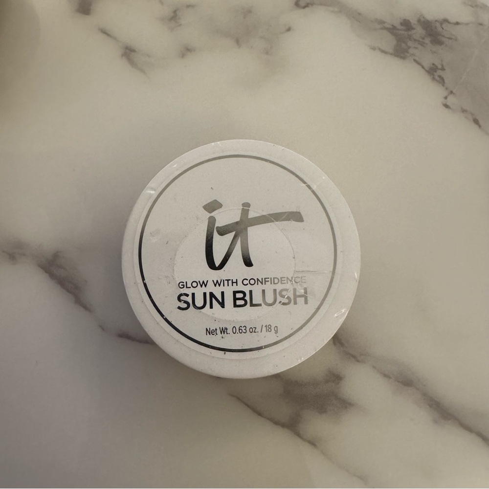 IT Cosmetics Glow with Confidence Sun Cream Blush with Hyaluronic Acid.